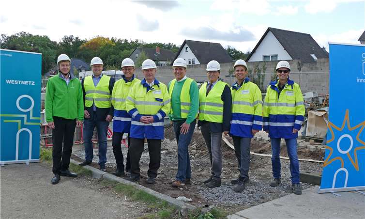 Überzeugten sich vom Fortschritt der Bauarbeiten (v. l.): Michael Dötsch, Leiter Kommunales Partnermanagement Rauschermühle; Dirk Rohm, Ortsbürgermeister aus Saffig; Herbert Sesterhenn, Leiter Planen/Bau Rheinland-Pfalz; Rainer Fennel, Leiter Operation Rheinland-Pfalz; Peter Wilkes, Ortsbürgermeister aus Plaidt; Klaus Bell, Bürgermeister der Verbandsgemeinde Pellenz; Edwin Schick, Leiter Regionalzentrum Rauschermühle und Kurt Hürter, AssetmanagementFoto: Westnetz