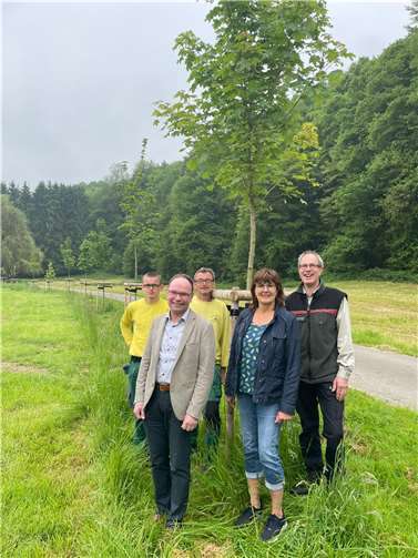 Überzeugten sich von der erfolgreich abgeschlossene Naturpark Maßnahme in Roßbach, „In der Neuwiese“: Revierförster Gregor Nassen, Frau Schröer vom Naturpark „Rhein.-Westerwald“, Ortsbürgermeister Thomas Boden und die ausführende Baumschule Zimmermann.  Foto: Jörg Gries