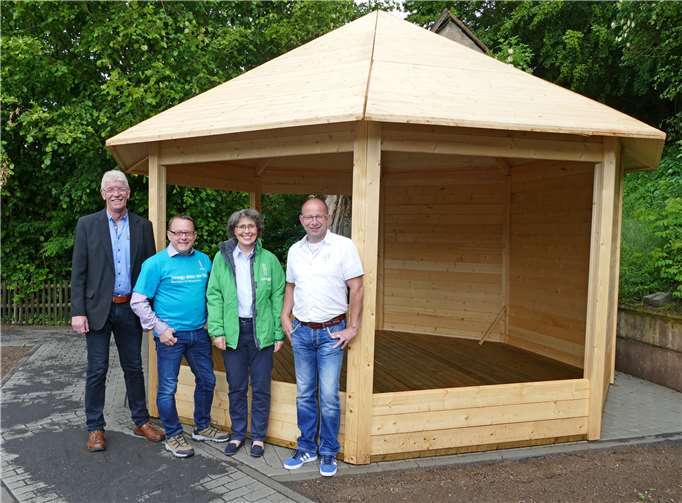 Refugium für Dorfjugend in gemeinschaftlicher Aktion aufgebaut Überzeugten sich von der geleisteten Arbeit in Niederzissen: (v.li.n.re.) Ortsbürgermeister Rolf Hans, Projektpate Uwe Genn, innogy-Kommunalbetreuerin Beatrix Ziegler und der erste Beigeordnete der Ortsgemeinde Ralf Doll. Foto: privat