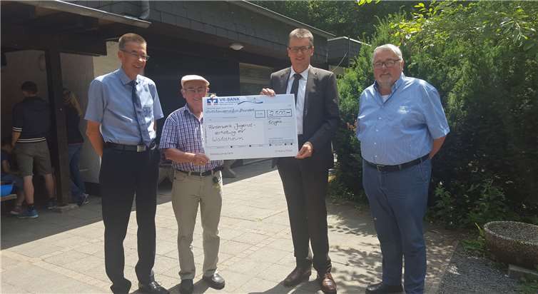 Überzeugten sich vor Ort im Waldheim von der Verwendung der Spende der VR Bank Neuwied-Linz e.g.: Geschäftsführer Martin Hahn, Schatzmeister Gottfried Brubach, VR-Bank Teamleiter Engers Rolf Laecher und Ortsvorsteher und Vorstandsmitglied Dieter Neckenig. privat