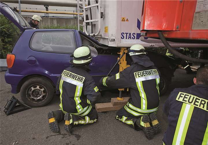 Übung: Einen PKW, der unter einen LKW-Auflieger gefahren ist, muss befreit und die Insassen gerettet werden.WT