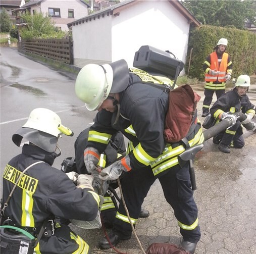 Übung Schnellkuppeln der Staffel der Feuerwehr Sportguppe Brohltal. privat