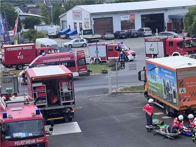 Übung beim WAB verlangte Großaufgebaut an Einsatz- und Rettungskräften.