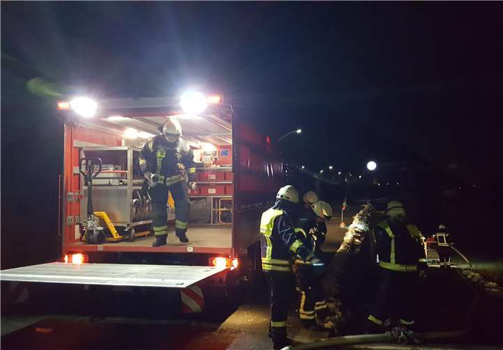 Übung der Feuerwehr der Stadt Bad Breisig im Brohler Hafen, Übungsszenario; Ablöschen eines Schiffes im Brohler Hafen. Quelle: privat