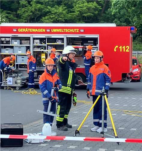 Tobias Esser erhält Auszeichnung Übung der Jugendfeuerwehr Burgbrohl.