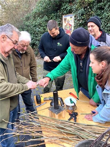 Übung macht den Meister. Beim Seminar in Treis-Karden durften die Teilnehmer auch selbst mit Hand anlegen.