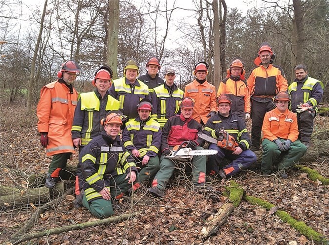 Übung macht den Meister: Im Ernstfall müssen Feuerwehrleute ihre Kettensäge beherrschen können. privat