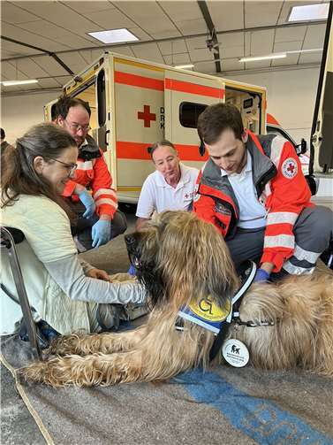 Übung mit Testpatientin Claudia und ihrem Assistenzhund Evan: Die DRKler nehmen die Daten von Mensch und Hund auf.  Foto: DRK-Ortsverein Neuwied e.V.