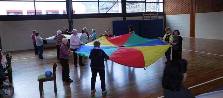 Übungen mit dem beliebten Schwungtuch.Privat