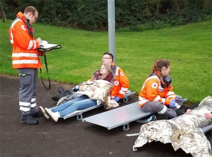 Übungsbeobachter dokumentieren die fachlichen Aktivitäten der DRK-Einsatzkräfte.privat