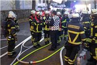 Übungsbeobachter (karierte Weste) erkundigt sich nach dem Vorgehen