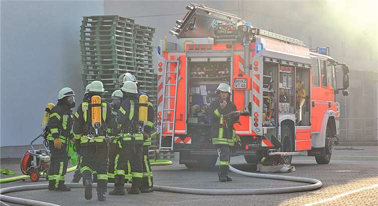 Übungseinsatz auf dem Gelände der Fa. Ardagh mit über 60 Rettungskräften.privat