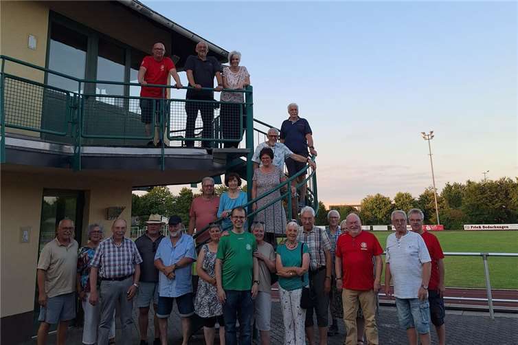 Grillabend der Herzsportgruppe Übungsleiter: Uwe Proske (vierter von unten links), Verantwortlicher Arzt: Michael Schönberg (erster Treppe links), Vorstandsmitglied des VfB Polch: David Kubis (achter von unten rechts).  Foto: David Kubis