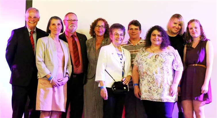 Übungsleiter und Funktionäre des TuS Dierdorf wurden im Rahmeneiner Festveranstaltung im Martin-Butzer-Saal von den jeweiligenSportverbänden geehrt, im Mittelpunkt standen Günther und Walburga Rudolph, die mit der DLV-Ehrung in Gold ausgezeichnet wurden. Fotos: -KER-