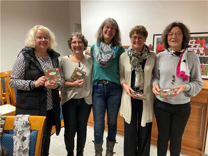 Übungsleiterin Anita Storck, Bildmitte, bedachte die eifrigsten Sportlerinnen mit einem Präsent. V.l.n.r. Gerlinde Lepper, Brunni Heinz, Christa Schuh, Gerti Endres.  Foto: Marlies Herrmann