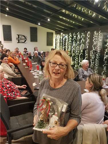 Übungsleiterin Petra Laubenthal freut sich über das Dankeschön ihrer Sportgruppe. Foto: privat