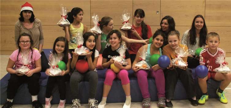 Übungsleiterin Ursula Sieler mit der Sportgruppe für Kinder ab sieben Jahre.  Privat