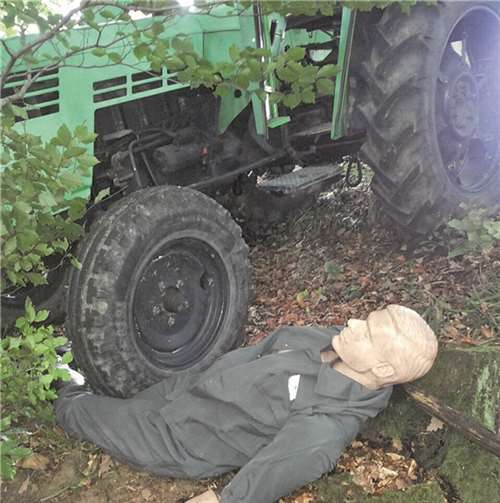 Übungsszenario: Ein Waldarbeiter (Dummy), eingeklemmt unter seiner Arbeitsmaschine.