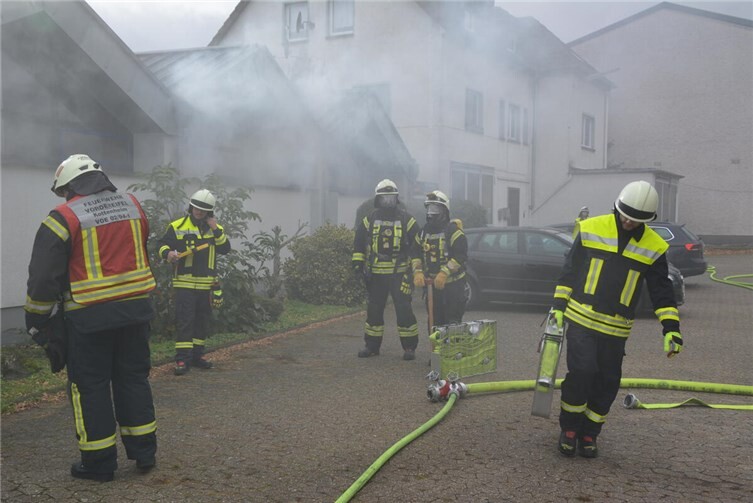 Starke Rauchentwicklung aus der Turnhalle, zwei Personen im Gebäude vermisst Übungsszenario beim Eintreffen der Feuerwehr.Fotos: privat