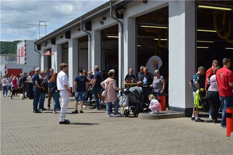 Üer jede Menge Besuch aus der Bevölkerung, von befreundeten Feuerwehren und von Vereinsvertretern konnte sich die Remagener Stützpunkt-Feuerwehr freuen.