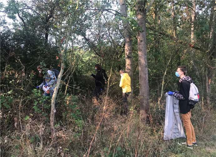 Ufer, Grünstreifen und Fahrradweg wurden von den Helfern gründlich nach Müll abgesucht.