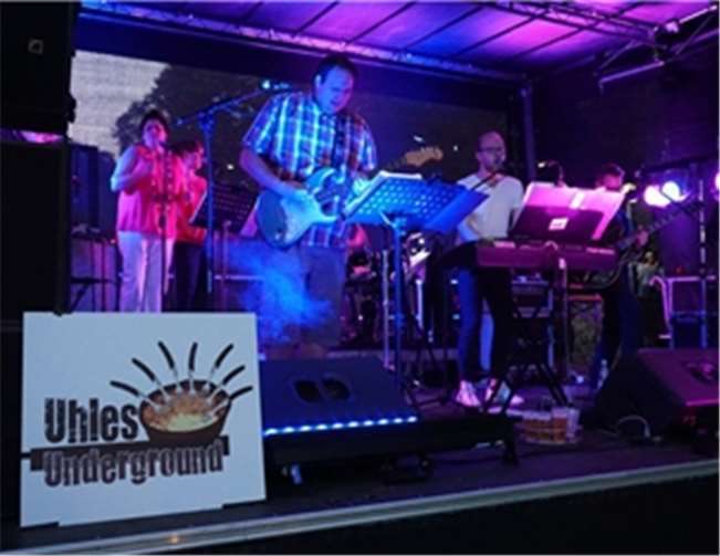 „Uhles Underground“ heizten mit Internationalem, Schlagern, Kölsche Tön und „Strünzer“-Eigenkompositionen kräftig ein.