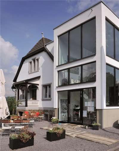 Uhrmacher's Restaurant vom Ort Oberwinter aus gesehen.