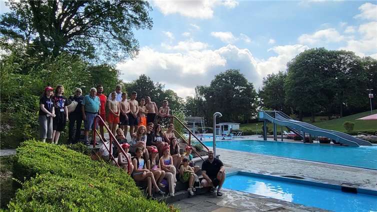Ukrainische Kinder und ihre Betreuer im Mendiger Vulkanbad. Foto: David Geisbüsch/Vulkanbad Mendig