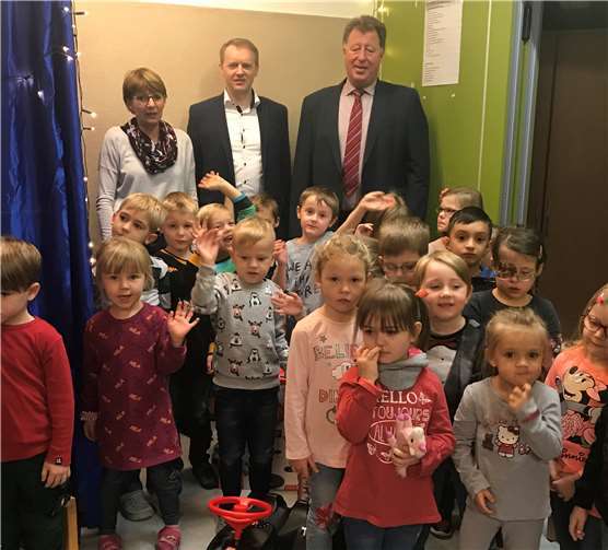 Ulf Fleischer und Bürgermeister Horst Rasbach freuen sich mit Erzieherin Monika Hachenberg und den Kindern.