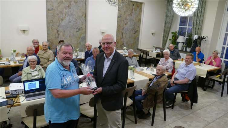 Ulf Neelsen dankte am Ende Oberst Meister für einen hochinteressanten Vortrag und übereichte als Dank eine Flasche Ahrwein. Foto: Jürgen Schumacher