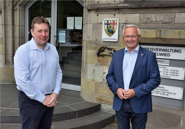 Ulf Steffenfauseweh ist neuer Pressesprecher der Kreisverwaltung Neuwied. Landrat Achim Hallerbach begrüßte den 47-jährigen Neuwieder im Kreishaus zum Dienstantritt.Foto: Kreisverwaltung