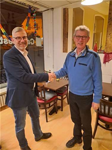 Uli Bieber, Vorsitzender der Linzer SPD, gratulierte dem SPD-Spitzenkandidaten für die Stadtratswahl in Linz und aktuellen Fraktionsvorsitzenden, Dieter Lehmann  Foto: Florian Augst