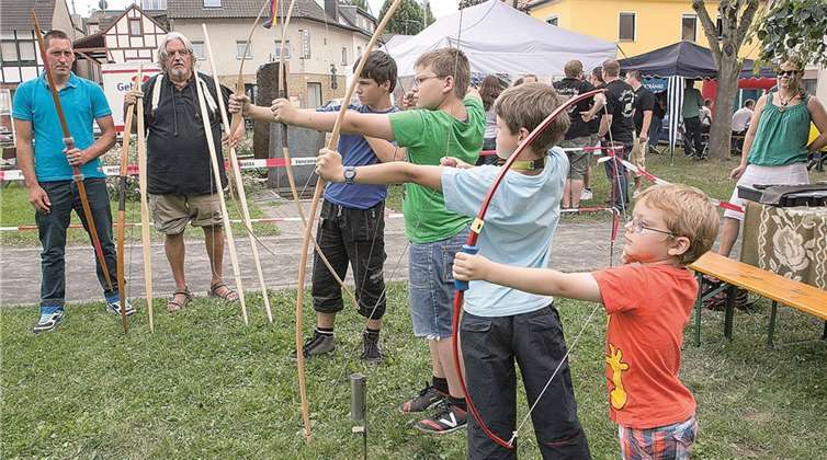 Uli Grundmann (zweiter von links) bot beim Straßenfest in Bengen einen Kurs im Bogenschießen an. VJ