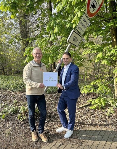 Uli Hagedorn, Leiter des Bauhofes, (links) und Bürgermeister Sven Schnieber (rechts) stellen den neuen digitalen Stadtmelder vor.Foto: Stadt Meckenheim