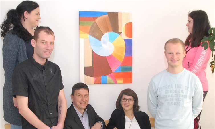 Uli Heibel vom Jobcenter Westerwald (3.v.l.) mit Mitarbeitern und Teilnehmern des Projekts JUWEL vor einer Arbeit nach einem Motiv von Paul Klee. Foto: privat