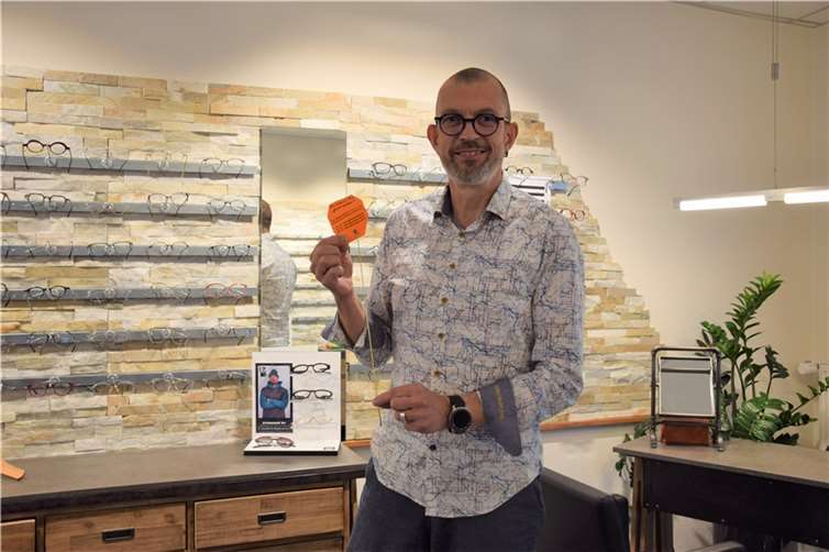 Uli Rawert, Optik-Uhren-Schmuck, möchte seine Kunden am Bratapfelsonntag mit „Glückssträhnen“ überraschen. Foto: UBU