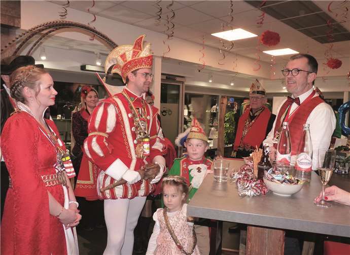 Uli Rawert (rechts) hieß die närrischen Regenten in seinen herrlich geschmückten Geschäftsräumen willkommen.