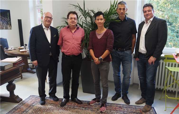 Uli Schmalebach (2.v.l.) wurde von Michael Kessler, Ines Lindemann-Günther, Thomas Gutfrucht und Oliver Michels verabschiedet. Privat