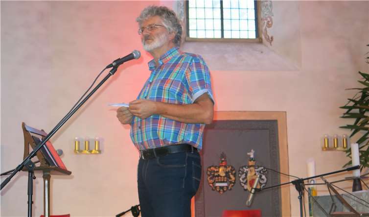 Uli Schmidt, Vorsitzender der Kleinkunstbühne Mons Tabor, begrüßt die Gäste – deren da weniger waren, als erwartet.