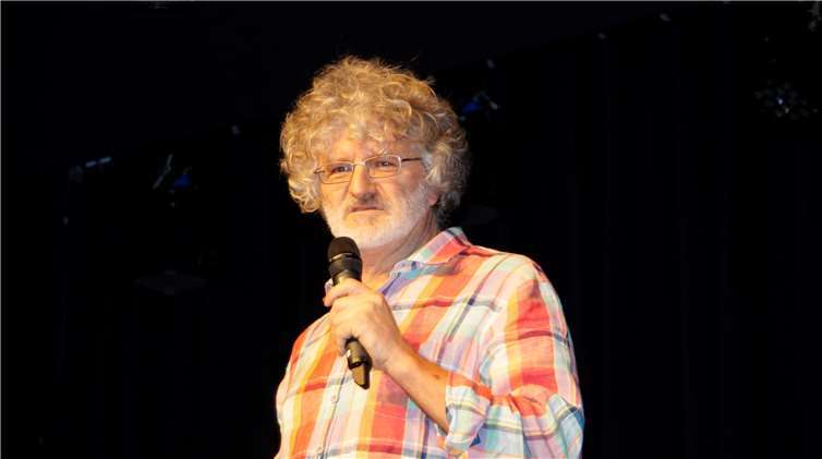 Uli Schmidt begrüßte die zahlreich erschienenen Gästeim ausverkauften Saal und dankte den Sponsoren.