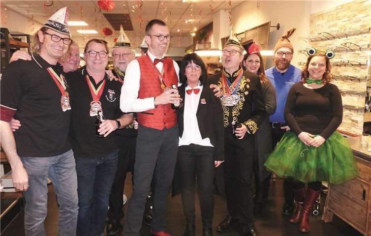 Uli und Andrea Rawert (Mitte) freuten sich, dass auch viele Freunde und Bekannte zu ihrem traditionellen „warm up“ gekommen waren.Fotos: FRE