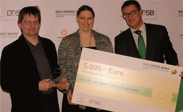 Uli und Heike Neumann nehmen Pokal und Scheck aus den Händen von Carl-Stefan Grohé in Empfang (v. l.). WT