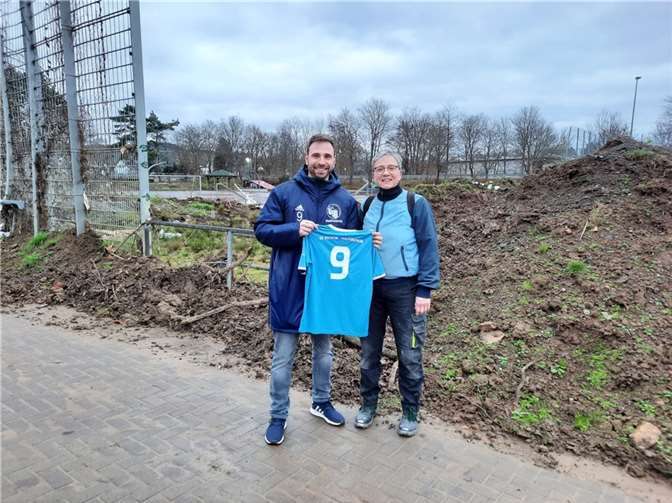 Ulla Herweg brachte das Trikot zurück nach Bachem. Foto: privat