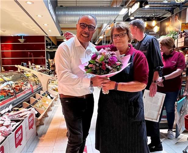 Ulla Knauf wird von Parviz Azhari mit einem Blumenstrauß verabschiedet.  Foto:privat