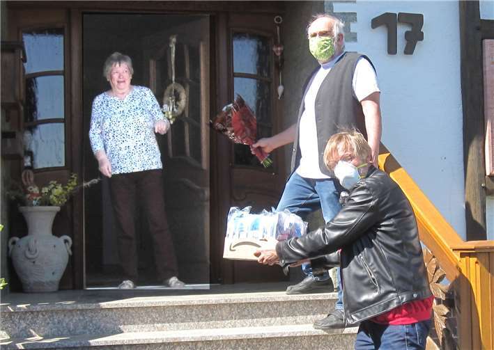 Ulla Pütz (links im Bild) freut sich. Neben einem bunten „Danke“-Blumenstrauß für sie und ihrem Team vom Seniorentreff überreichte der stellvertretende Bürgermeister der Stadt Rheinbach und Ratsherr für Merzbach, Karl-Heinz „Kalle“ Kerstholt (Mitte) und der Ortsvorsteher von Merzbach-Neukirchen, Jochen Bois, einen Karton gefüllt mit „Gib‘ Acht-Tütchen“ zur Verteilung an die Senioren der Höhenorte.