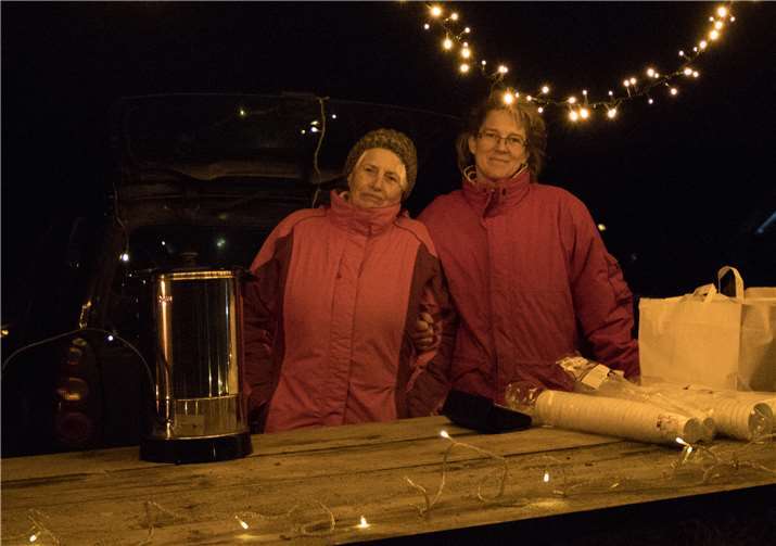 Ulla Risch und Heike Paterno (v.l.) schenkten am Stand neben dem Martinsfeuer warme und wärmende Getränke aus.