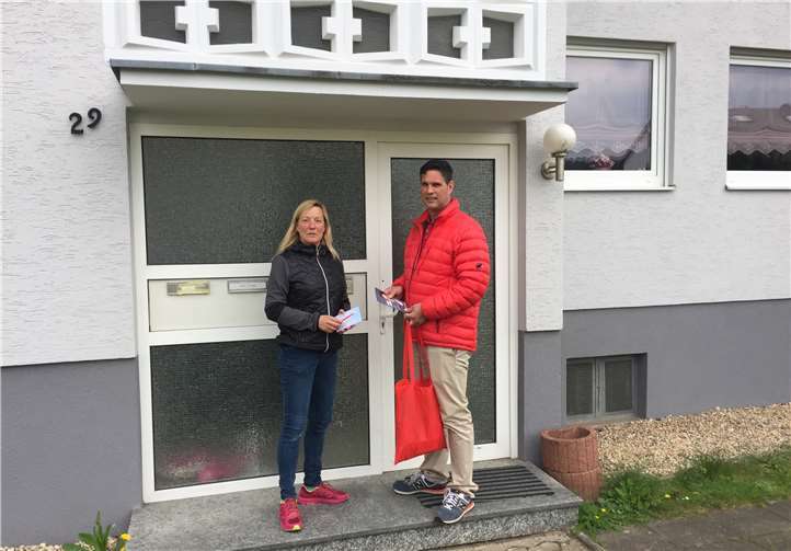 Ulla Wiesemann-Käfer und Ortsvorsteherkandidat Oli Lescher in Eich auf Hausbesuchstour unterwegs. Foto: privat