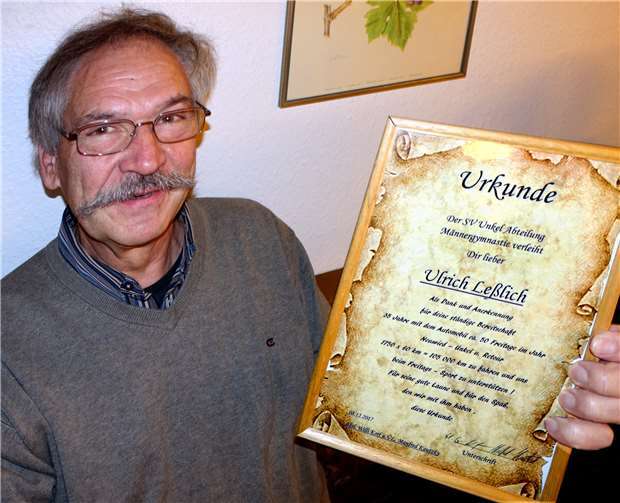 Ulli Leßlich mit Spezialurkunde für seine einmalige Verbundenheit mit der Sportgruppe.