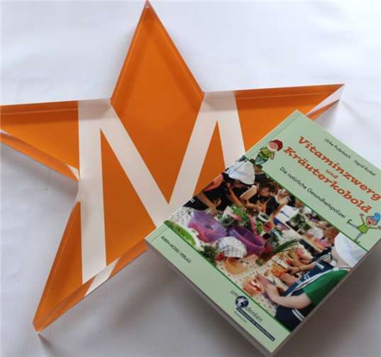 Ulli Puderbach kommt mit ihrem Buch auf den Weihnachtsmarkt Rengsdorf. Foto: Stefan-Morsch-Stiftung