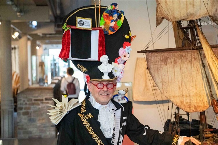 Ullrich Remus stellt alle Facetten der Ehrenbreitsteiner Kultur in seinem Outfit dar. Foto: SCH